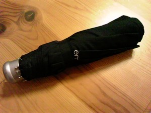 【シュウウエムラ】折りたたみ傘 黒 ロゴのデザイン [shu uemura/紫外線対策/UVカット対策/未使用]