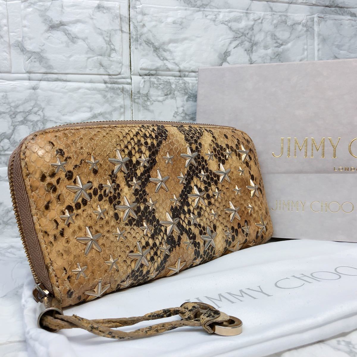 高価値 JIMMY CHOO 保存袋付き ロゴゴールド金具 黒 かぶせ長財布