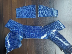 クロコダイル ハギレ ブルー 青 シャイニング 加工 グレージング 革 クラフト ワニ 材料 ハンドメイド 素材 スモールクロコ 3