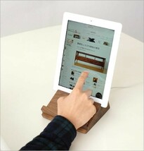 タブレットスタンド 木製 卓上 おしゃれ iPadスタンド 充電しながら 横置き 縦置き ウッドタブレットスタンド ウォルナット_画像6