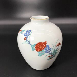 有田焼 花瓶 陶磁器　花器　白磁器　金縁　白地に梅や菊の花が描かれた花瓶です　O2