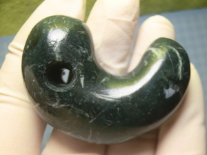 川磨れ石の… 緑　ジャスパー 勾玉　54g 根付 鑑賞石 原石 標本 紋石 