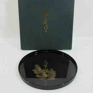 ■輪島塗 前古孝人 木製本漆 『沈金松紋丸盆』 24cm 煎茶盆 元紙箱 菓子盆 菓子器 懐石道具 茶道具 木製漆器 漆芸 k37