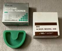 【 歯科技工 】 GC ACRON MIXING JAR / SILICONE：MODEL FORMER アクロン混和器 (未開封） シリコン モデルフォーマーL型 セット 歯科 技工_画像1