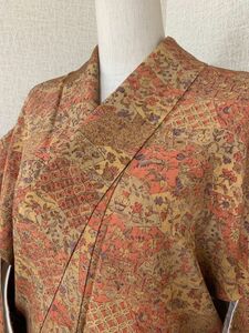婦人　小紋の着物　袷　正絹縮緬　扇面に花や鳥の紋様　暖色系　橙色の八掛　普段着に　リメイクにも　保管品