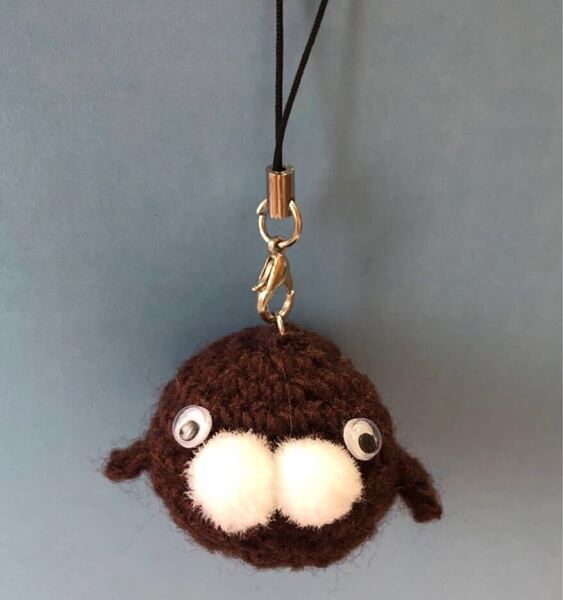 85★ハンドメイド あみぐるみ アザラシのほのぼのストラップ