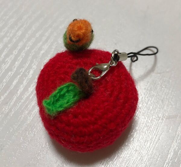 80★ハンドメイド あみぐるみ あおむしくんのりんごストラップ