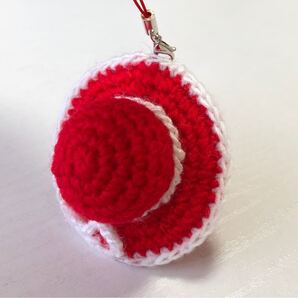 79★ハンドメイド かぎ針編み 赤い帽子のストラップ