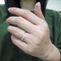 婚約指輪 安い ロイヤルブルームーンストーン 結婚10周年 V字 エンゲージリング_画像3