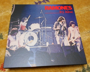 ◆ 送￥０ ◆ ２LP＋４CD！ラモーンズ ★ イッツ・アライヴ　４０周年記念デラックス・エディション Ramones It's Alive 40th