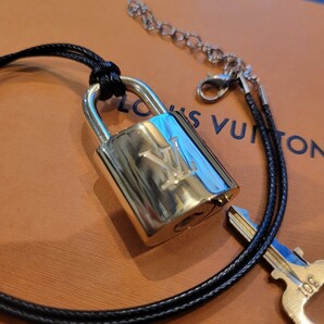 極美品 Louis Vuitton ルイヴィトン パドロック 南京錠 カデナ ルイヴィトン 研磨磨き済み ネックレス紐付き 301