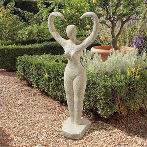 腕でハートのマークを形作る女性像　モダンアート彫刻アウトドア屋外オブジェオーナメント庭園庭置物装飾品装飾ガーデン飾りエジプト石像