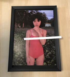 kj ★額装品★ 浜田朱里 グラビア セクシー 透け 水着 貴重写真 A4サイズ額入り ポスター風デザイン アイドル 美乳 ワンピース