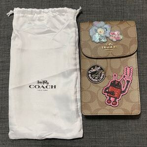 大人気 COACH コーチ キースヘリングスマホ ショルダーバッグ クロスボディ 新品未使用