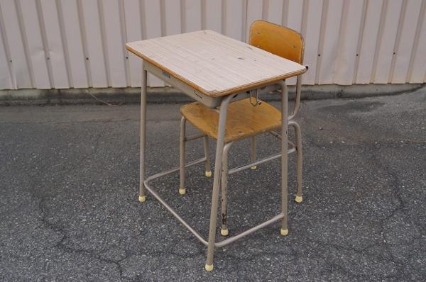 素敵な レトロノスタルジー 昔懐かしすぎる古き良き昭和の小学校の椅子