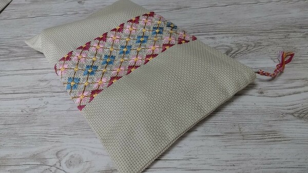 ハンドメイド　刺繍　化粧ポーチ リバティ