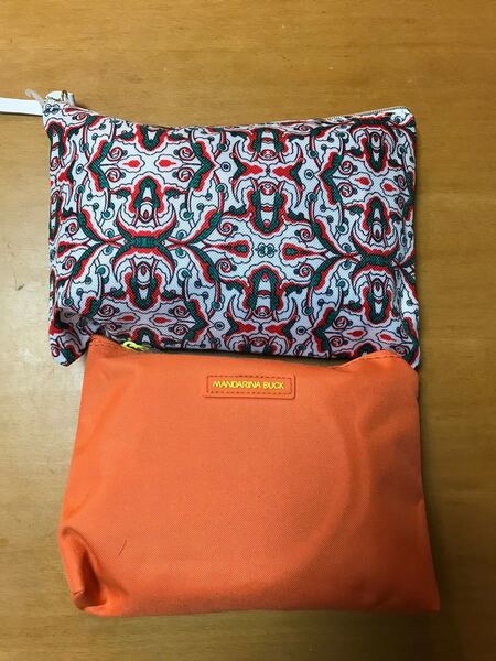 ターキッシュエアラインのアメニティです。撮影のために開けましたが未使用品です。中身は、スリッパ、アイマスク、歯磨きセットです。