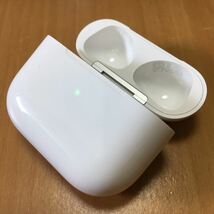 1）Apple純正 AirPods 第3世代用 ワイヤレス充電ケースのみ イヤホン本体なし A2566_画像1