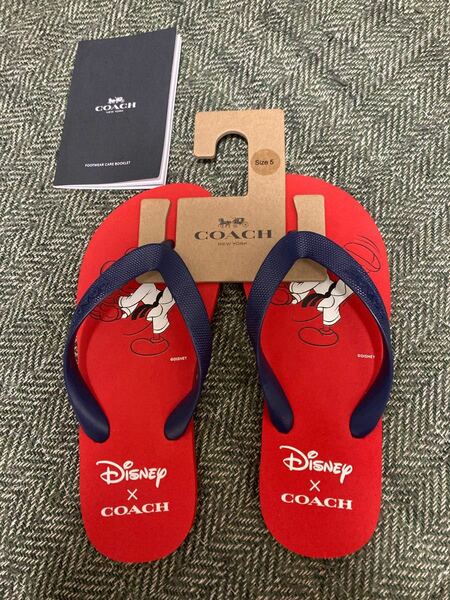 DISNEYとCOACHのコラボ商品のミッキーのサンダル