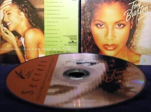 33_03037 Secrets / TONI BRAXTON