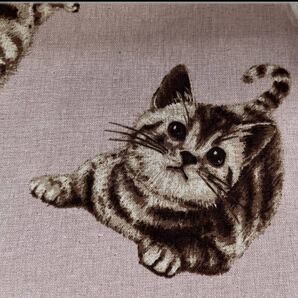 大きな猫柄 綿麻キャンバス ピンクに茶の猫 幅 110cm × 50cm 国産
