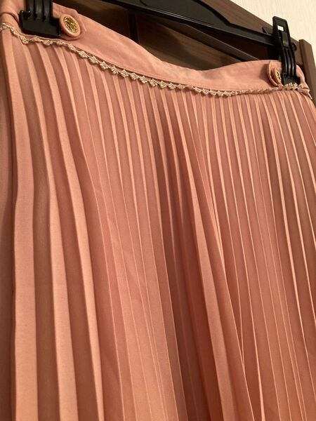 春らしい膝丈のスカートです。 綺麗めな格好にいいと思います。1枚めの色が実物と同じに見えます。