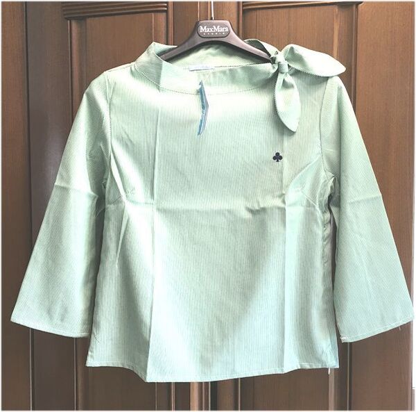 最終価格★D.Blue★コットン×ポリエステル混紡・地模様ストライプ・クローバー刺繍・襟リボン・ブラウス・グリーン系・Mサイズ★未使用