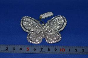  高級！銀色のキラキラ蝶：チョウチョウ　バタフライ　上品な！デザイン　ブローチ（未使用品）