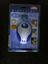 ★即決　新品未開封品　LED　明暗センサーライト（暗くなると自動的に点灯/明るくなると自動的に消灯）ACコンセント差込式　オーム電機製_画像1