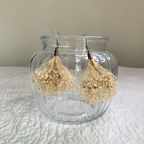 作家 / かすみ草ブーケ ピアス