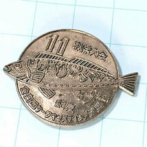 送料無料)全関西サーフキャスティング連盟 紀東 秋季大会 魚 釣り ピンバッジ PINS ピンズ A10800_画像1