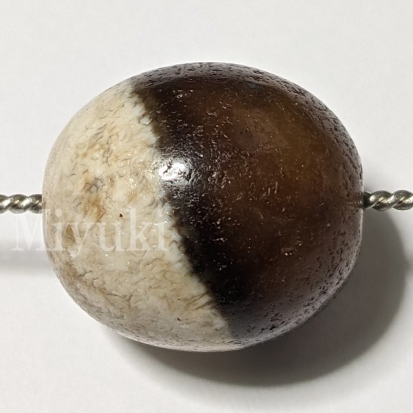 御幸天珠 BA06676 馬蹄痕 黒白天珠 19x17mm 黒から白へ 陰陽 天地 風化紋 白黒天珠