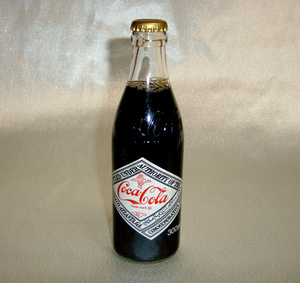送料無料！25周年記念（1956～1981）コカ・コーラボトル300ml