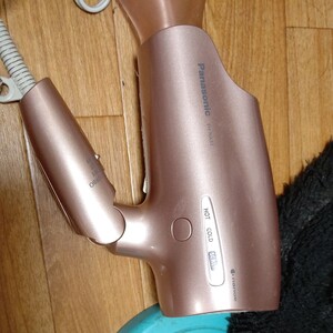 Panasonicのドライヤー ナノケアドライヤー、ハンズフリースタンドとドライヤーを掛けて置けるケースも付けます
