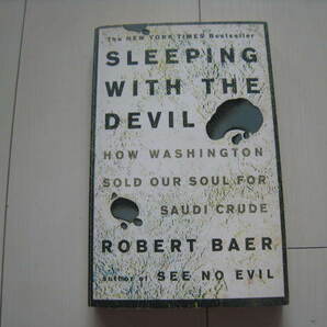 A91 即決 送料無料★ほぼ未使用★SLEEPING WITH THE DEVIL HOW WASHINGTON SOLD OUR SOUL FOR SAUDI CRUDE/ROBERT BAER