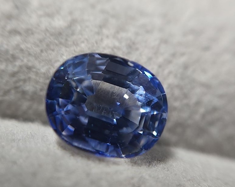 青色サファイアより上かも？ レアストーン天然カイアナイト 1.43ct-