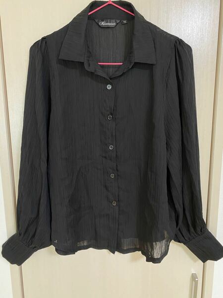 レディースブラウスシャツ　ブラック　長袖　ふんわり袖　ボリューム袖