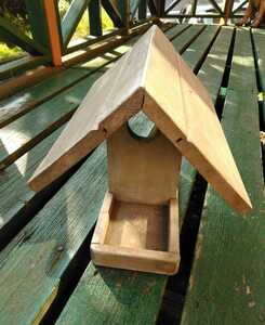 ★野鳥バードハウス餌箱、展示品未使用　木製、防水塗装　小鳥の止まる丸窓　巣箱