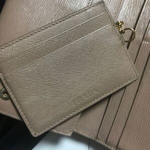 PRADAチェーン付きカード入れレザー