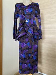 ISSEY MIYAKE PLEATSPLEASE プリーツプリーズ　イッセイミヤケ 花模様のカーディガン size3 とスカートsize2 のセットアップ　極美品