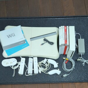 期間限定出品(8月末まで)! 任天堂 Wii本体 wii fit セット売り 内蔵ソフト有り 値下げ交渉歓迎!