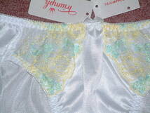 ★ Triumph トリンプ サイド部分の花柄刺繍レースが映える華やかなショーツ Lサイズ ホワイト Hikini 25 Y9 A5 RL1 M015_画像3