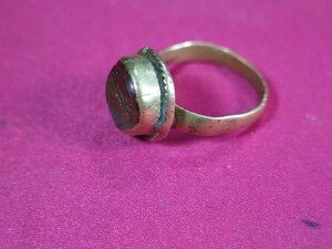 B　指輪②　ローマ時代　３～４世紀　カーネリアンのシールの指輪　遺跡発掘品