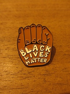 ピンバッチ　 ブラック・ライヴズ・マター　手　黒人差別　人種差別　反対運動　抗議デモ　アメリカ　ピンバッジ