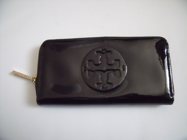 美品 希少！ ◆ TORY BURCH ◆ トリーバーチ ◆ ラウンドファスナー 長財布 ◆ ロゴ入り エナメル レザー製◆ 黒 ブラック系 ◆ 送料無料！