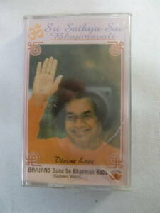 [ cassette tape - rhinoceros *babaSai Baba ]Sri Sathya Sai Bhajanavali / Bhajans Sung by Bhagavan Baba - Divine love- case break up 