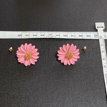 ピアス 花 デイジー ピンク メンズ レディース 韓国 ゴールド シルバー アクセサリー ノーブランド かわいい #C89-2_画像3