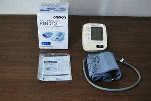 オムロン上腕式デジタル自動血圧計HEM7131　カフぴったり巻きチェック機能60回分測定データ記録OMRON　動作確認済み　