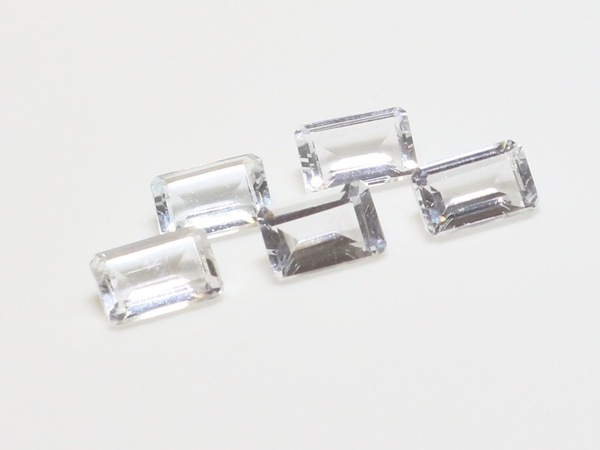 キレイなホワイトトパーズ 4x6mmオクタゴンのロット 5ケで3.18ct