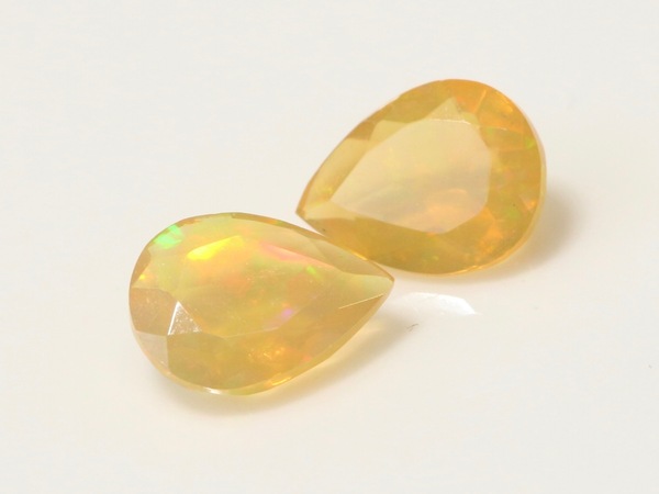 綺麗なエチオピアオパールペアシェイプのセット 2ピースで1.19ct